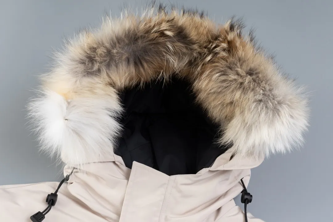 P820 (Top wolf fur version delivery handbag) Canada Goose Canada Goose #Expedition expedition parka classic down jacket ➖ Imported 21-count polyester-cotton blended original fabric [last year’s 16-count/18-count hard fabrics have been completely eliminated, this year all use 21-count genuine synchronous fabrics, the soft mid-band feels delicate and textured], genuine synchronous Feather-Light 10D waterproof coated fabric, made of 84.5% polyester fiber and 15.5% cotton, 100% the best feel in the entire network! ➖ The genuine official website uses the national standard 80 white duck down, and will never be misled by false claims such as 90 down or goose down! ➖ Using the best nylon lining with double double-layer sealing design, velvet-proof No. 7 needle + grid-filled down ready-made garments, there is 100% no so-called velvet running! ➖ The cuffs are designed with thickened seamless threads, and the collar and pockets are lined with top-quality polar fleece to keep you warm and comfortable! ➖ Yoshida YKK provides original custom-made electroplated sliders. YKK two-way lockable zippers are tight and smooth and will not peel off paint! ➖ 3M composite guarantees that the Velcro is the same as the original, durable, and all accessories and hardware are custom-made! ➖ The imported Behringer embroidery machine customizes the 10,000-needle embroidery logo, and 98% of the replicas restore the original logo. ➖ ​​The fur collars are all made of large pieces of Western Canadian blue wolf leather, ensuring that each fur collar is 13-15cm wide!